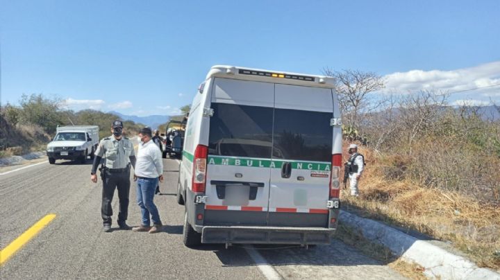 Detienen a 28 migrantes en ambulancia falsa del IMSS