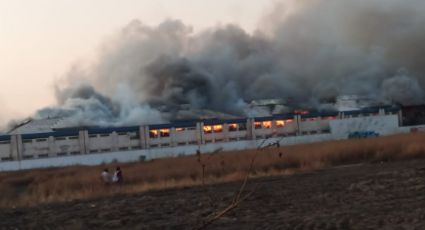 Reportan fuerte incendio en bodega de Chalco, Edomex