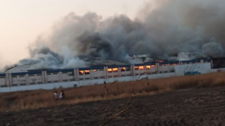 Reportan fuerte incendio en bodega de Chalco, Edomex