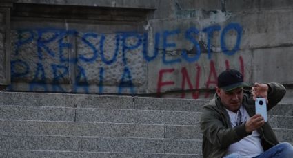 INAH condena pintas al Ángel de la Independencia tras protestas de la ENAH