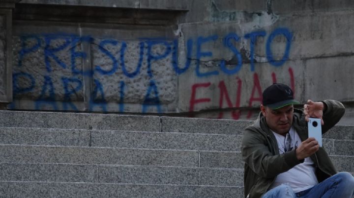 INAH condena pintas al Ángel de la Independencia tras protestas de la ENAH