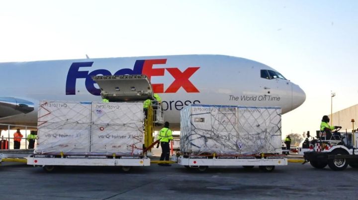 Maestros, llegaron sus vacunas: arriba cargamento de Moderna al Aeropuerto de Toluca