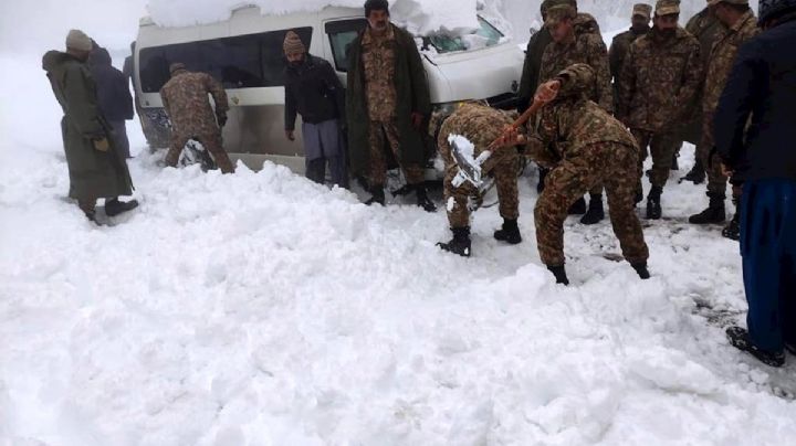 Más de 20 personas murieron atrapadas en sus autos por una inusual nevada en Pakistán (FOTOS)