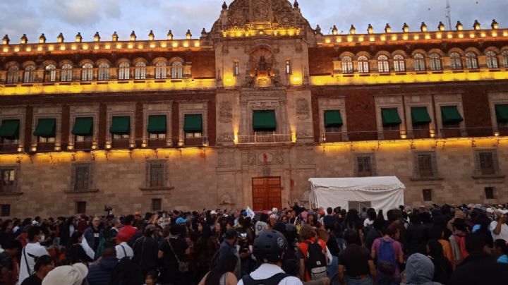 (VIDEO) Marcha vs. Militarización: manifestantes derriban vallas en Palacio Nacional