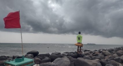 Tormenta Tropical "Karl": Colocan bandera roja en playas de Veracruz