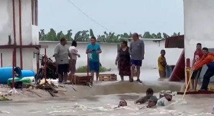 (VIDEO) Angustia en Tabasco: corriente se lleva a agente de Guardia Nacional… así lo rescataron