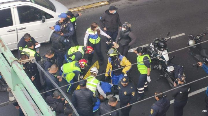 Hombre se lanza de un puente en Eje Central y Reforma; sobrevive a la caída