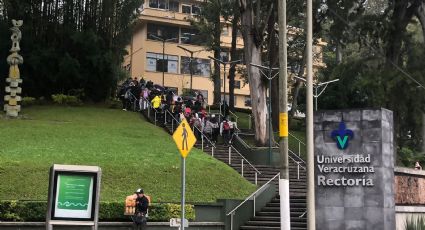 Estudiantes de Psicología de la UV marchan para exigir la destitución de la directora