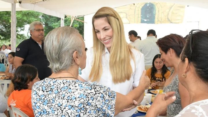 La alcaldesa se reúne con los vecinos de la colonia Tarimoya I en un desayuno comunitario