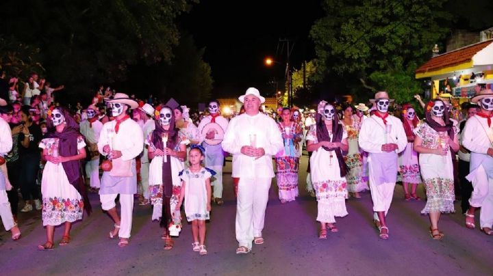 Renán Barrera se une a la mágica tradición maya del Paseo de las Ánimas en Yucatán