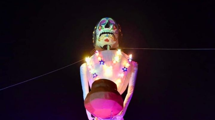 (FOTOS) Encendido de la 'Catrina Legendaria de Misantla', toda una colorida tradición