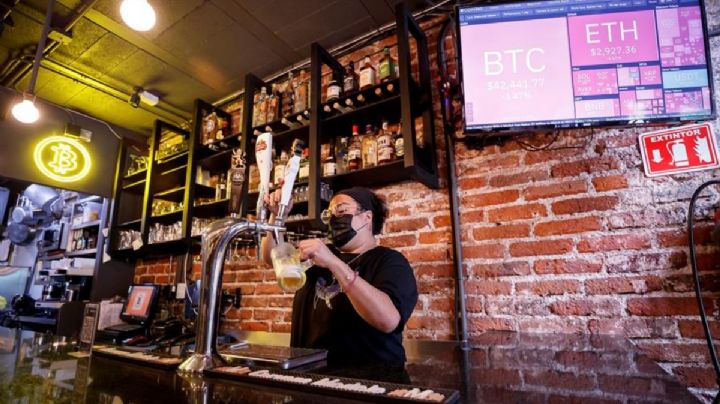 ¿Quieres gastar tus Bitcoins en una 'chela'? En este bar de la CDMX puedes hacerlo