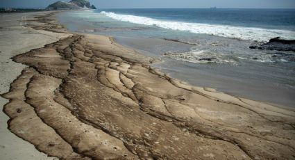 De salinero a ecologista: Oaxaqueños limpian derrame de Pemex en las playas con técnica para producir sal