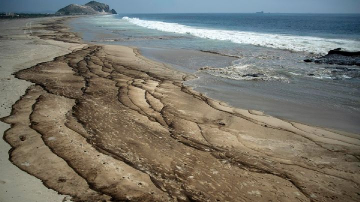 De salinero a ecologista: Oaxaqueños limpian derrame de Pemex en las playas con técnica para producir sal