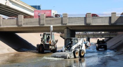 Retiran maleza, basura y grava del canal Chuvíscar para evitar malos olores