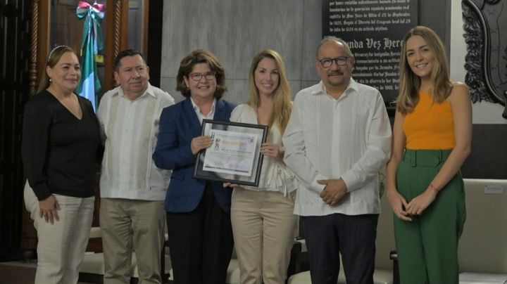 La alcaldesa Patricia Lobeira de Yunes entrega reconocimientos a arquitectos del Puerto de Veracruz