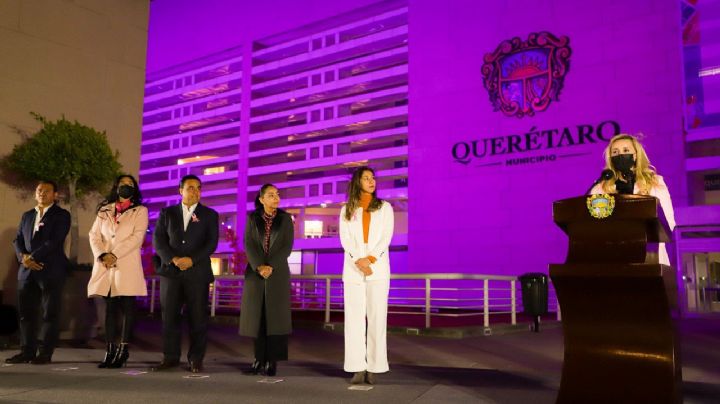 Pintan de "rosa"  el Centro Cívico Queretano, en apoyo a la lucha contra el cáncer de mama