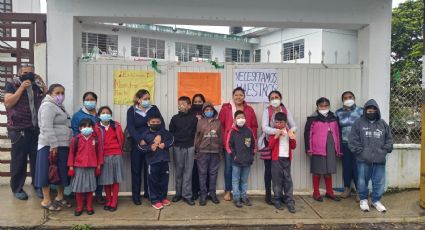 "Solo, solin y solito" un maestro para seis grupos, padres de familia toman escuela en Córdoba