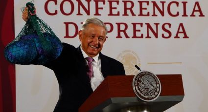 (VIDEO) 'Sorpresa' a AMLO: jóvenes que salieron de prisión le regalan hamaca