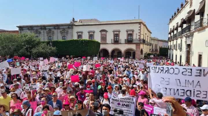 Se suman queretanos a marcha nacional para defender al INE