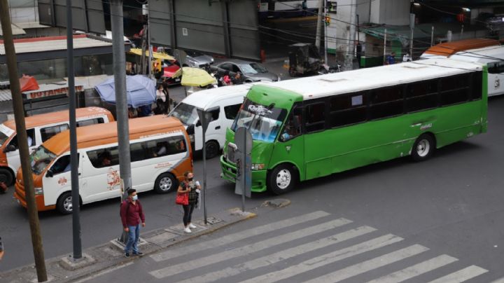 Violencia en el transporte público: Mujer se avienta del camión porque el chofer no la dejaba bajar