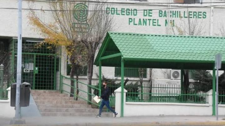 Padres de familias del Cobach se manifiestan por falta de pagos de uniformes