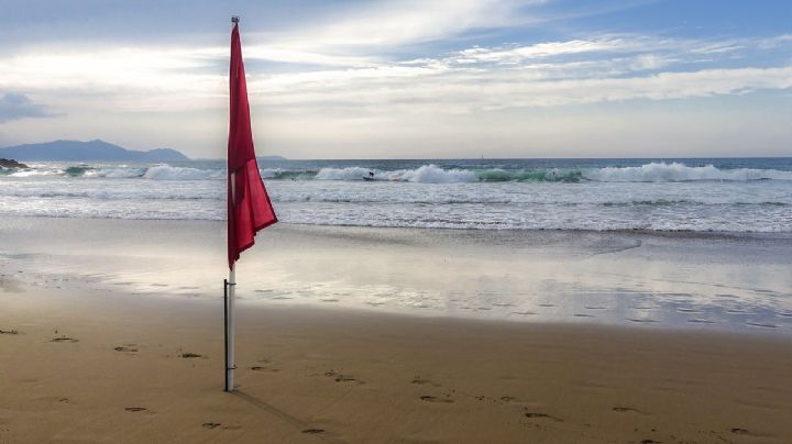 Megapuente: ¿Qué significan las banderas de color en la playa?