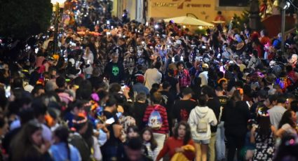 Desfile de muertos: Recorrido de catrinas 'charras', iluminado por veladoras y flor de cempasúchil