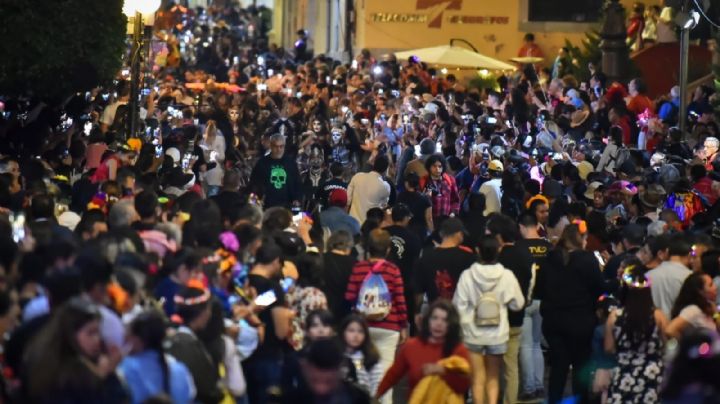 Desfile de muertos: Recorrido de catrinas 'charras', iluminado por veladoras y flor de cempasúchil