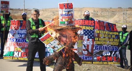 Migrantes queman piñata con la imagen de Ken Salazar, embajador de EU