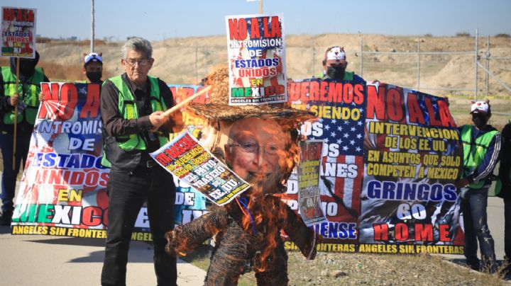 Migrantes queman piñata con la imagen de Ken Salazar, embajador de EU