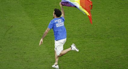 Qatar 2022 (Video): Aficionado invade cancha en el Portugal vs Uruguay con bandera LGBT; es el primero que se atreve