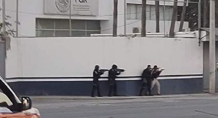 (VIDEO) Desarma a policía en NL; se atrinchera hombre armado en patrulla