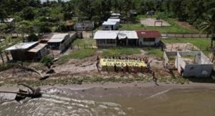 Surgen desplazados climáticos de un pueblo engullido por el mar en Tabasco