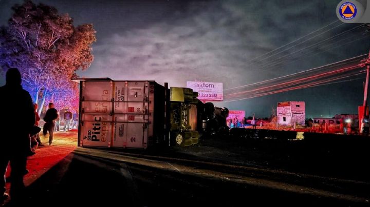 Madrugada trágica en la México-Querétaro: choque de tráiler colapsa tráfico y genera caos víal