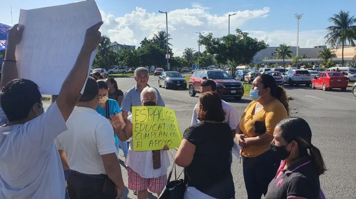 Padres de familia exigen con 'bloqueos', reparación de energía eléctrica en escuela de Veracruz