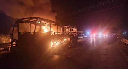 (VIDEO) Arde en llamas autobús en la Autopista a Laredo