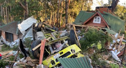 (FOTOS) Mueren 2 tripulantes al impactar su trailer en cabañas de zona de reserva natural