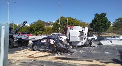 (VIDEO) Vuelca tractocamión; arma carambola y desquicia el tráfico de la ciudad