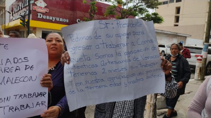 (VIDEO) Vendedores ambulantes del Malecón en Veracruz exigen apoyo a AMLO tras desalojo