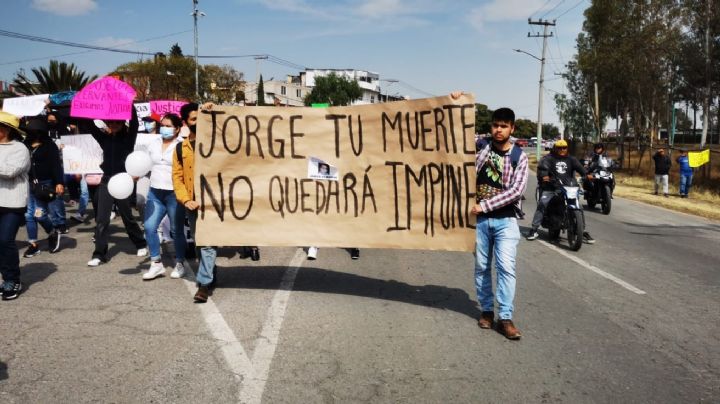 (VIDEO) 'Justicia para Jorge Claudio': Familiares bloquean la autopista México-Querétaro