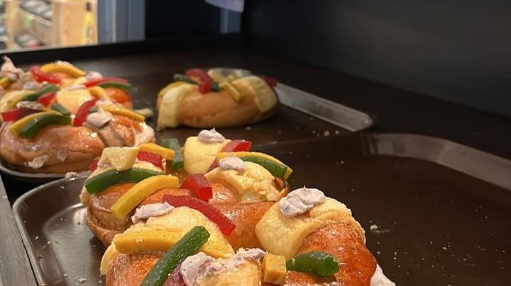 ¡Ya hay rosca de reyes! Comercios madrugan a clientes y así las puedes encontrar