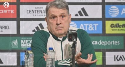 Martino regresa a México y lo reciben con reclamos y recuerdo del Chicharito