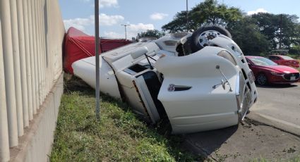 (VIDEO) Vuelca camión cargado con fertilizante, sobre la autopista federal Veracruz-Xalapa