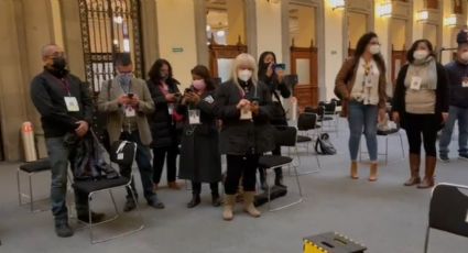 Periodistas guardan minuto de silencio tras “mañanera” por colegas asesinados (VIDEO)