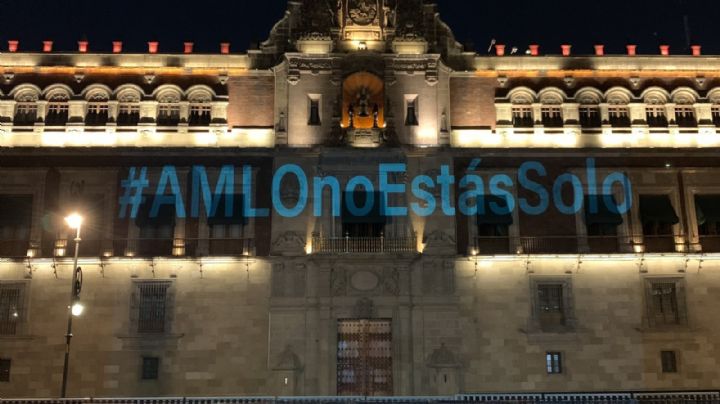 AMLO no estás solo: Proyectan mensaje en fachada de Palacio Nacional