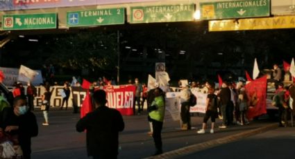 Extrabajadores de Notimex bloquean terminal 1 del AICM tras 2 años de huelga