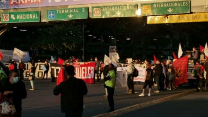 Extrabajadores de Notimex bloquean terminal 1 del AICM tras 2 años de huelga