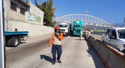 Paso Exprés de Cuernavaca: tráiler provoca carambola; hay heridos