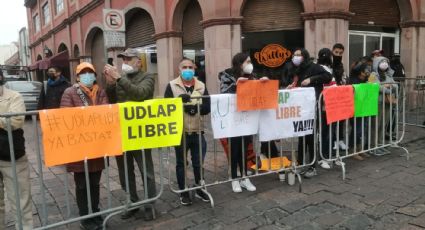 Estudiantes de la UDLAP protestan; piden a AMLO intervenir para recuperar campus